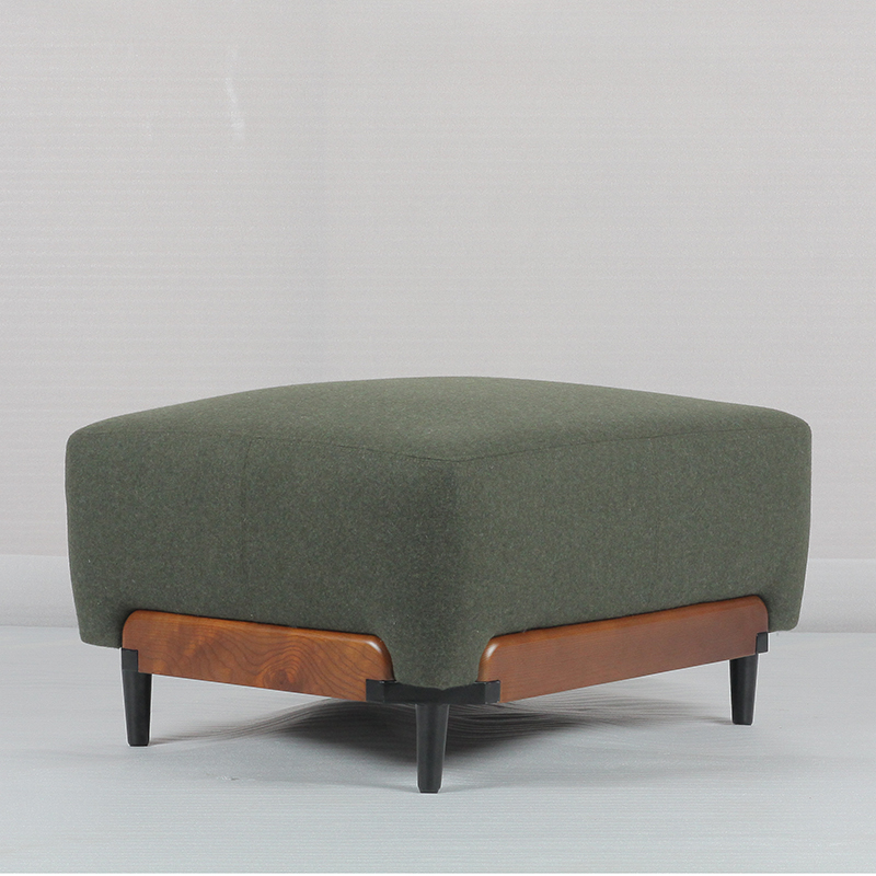Otomano de base de madeira maciça RJC-1265 com tecido verde de alta qualidade estofado e decoração de cinto